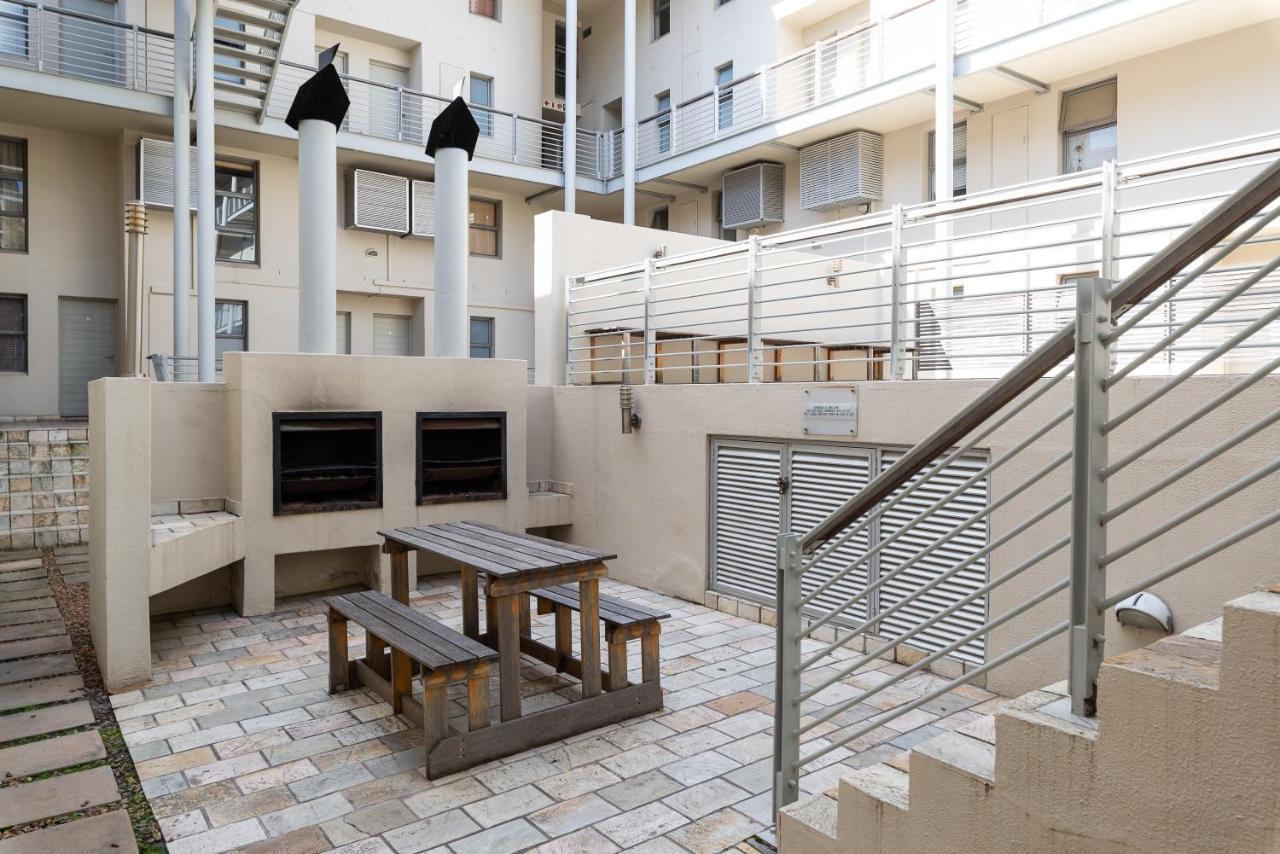 Stylish De Waterkant Loft With Pool, Parking And Table Mtn Views Kaapstad